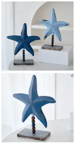 Vista detallada del adorno de estrella de mar de madera estilo mediterráneo con cuentas y base sólida.