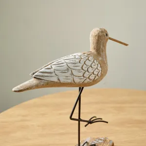 Figurine de mouette en bois peint à la main, décoration de table côtière rustique.