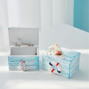 Vista detallada de cajas de almacenamiento de madera de estilo mediterráneo con decoración náutica.