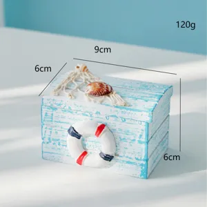 Caja de almacenamiento de madera estilo mediterráneo con flotador y concha de playa.