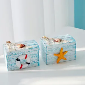 Detalle de caja de almacenamiento de madera estilo mediterráneo con conchas y estrella de mar.