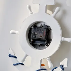 Vista de primer plano detallada del mecanismo de movimiento de reloj de cuarzo en el interior.