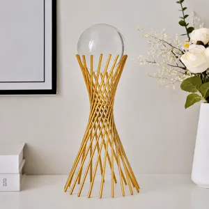 Detalle de adorno de bola de cristal de hierro metálico, soporte geométrico de lujo para hogar.