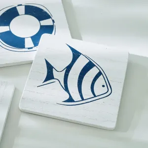 Houten nautische stijl onderzetters, rustieke witte vierkante kopjesmatten met blauwe vis.