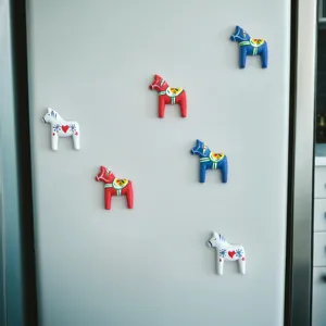 Bonito iman de refrigerador de caballo de resina y madera pintado a mano decoracion vintage.