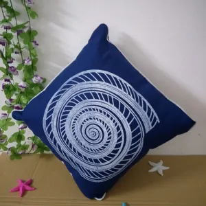 Mediterranes blaues quadratisches Sofakissen fuer Wohnzimmer Deko Kissenhuelle dekorativ