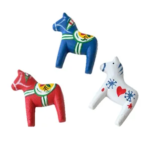Set de imanes de nevera estilo caballo Dala pintados a mano para decoración del hogar.