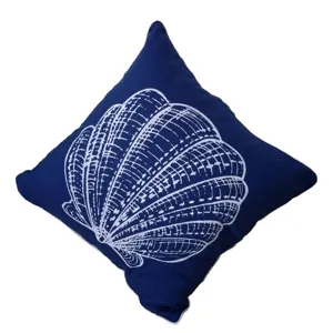 Blaues mediterranes quadratisches Kissen aus Baumwolle mit weißem Muscheldruck, Inlett.