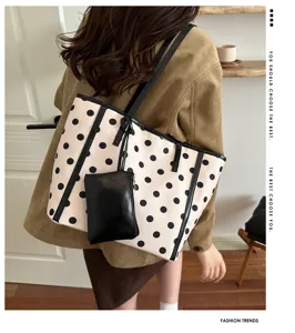 Vista dettagliata della borsa tote casual a pois da donna con pochette e finiture in PU.