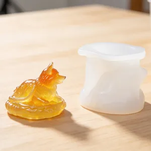 Gedetailleerd overzicht van siliconen mal en wolvenbeeldje op houten tafel voor hobby.
