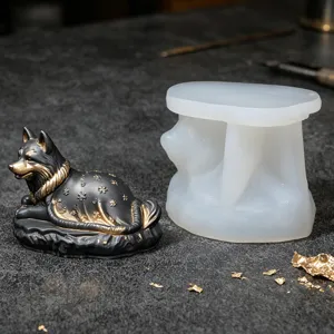 Handgemaakte wolf siliconen mal en afgewerkte figuur voor DIY aromakaarsen gieten huis decor.