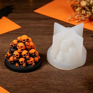 Detailansicht der Halloween Totenkopf Haufen Silikonform zum Gießen von Kerzen und Deko.