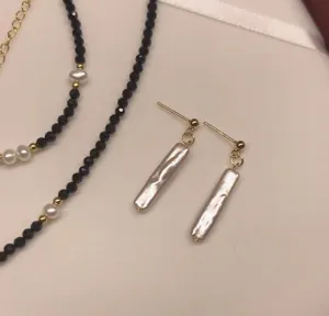 Vista detallada de pendientes de perla barroca, joyería de lujo elegante en plata S925