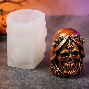 Gros plan sur le détail du moule en silicone crâne cape Halloween et ornement cuivre.