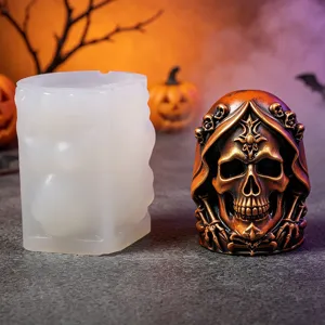Vue détaillée du moule en silicone crâne cape Halloween et de l'objet fini cuivre.