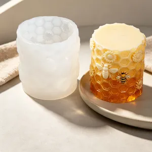 Detailansicht der Bienenwabe Silikon Kerzenform und handgemachte Bienenwachskerze mit Blumen.