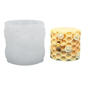 Detailansicht der zylindrischen Wabenkerzen Silikonform mit Bienen und Blumen Muster.