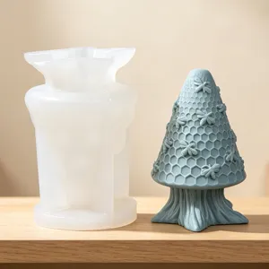Silikonform und Waben Weihnachtsbaum Kerze Detailansicht, ideal für DIY Handwerk.