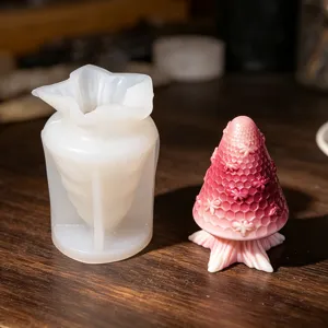 Detailansicht der Silikonform und der fertigen Weihnachtsbaum Bienenwachskerze.