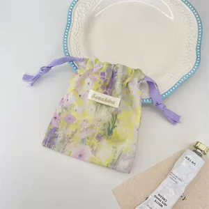 Detailansicht des floralen Aquarell Kordelzugsacks, ideal für Reiseaufbewahrung und kleine Dinge.