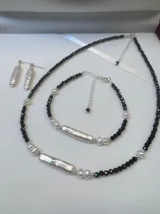 Conjunto de joyas de perlas barrocas y cristales negros con collar, pulsera y pendientes.