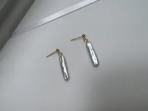Elegantes pendientes de barra con perlas barrocas y postes de plata S925. Detalle fino.