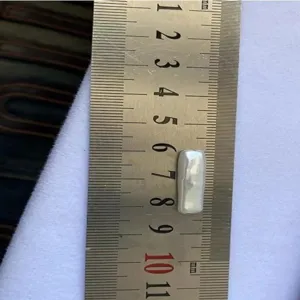 Detalle de perla barroca de plata que muestra tamaño compacto y brillo iridiscente.