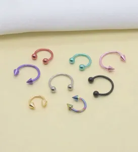 Vue détaillée de piercing fer à cheval anneau pour nez et lèvre en acier inoxydable coloré.