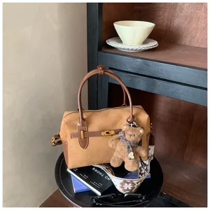 Retro braune Wildleder Boston Tasche Detailansicht, stilvolle Damen Umhängetasche mit Bär.