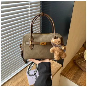 Vintage braune Veloursleder Boston Handtasche mit süßem Plüschbären Anhänger und modischem Umhängegurt.