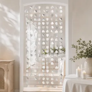 Vue détaillée du rideau suspendu en forme de cœur argenté, idéal pour décoration de fête.