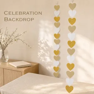 Guirlande de papier en forme de cœur pailleté or et blanc pour déco de fête et mariage.