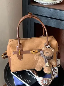 Vintage PU Wildleder Boston Tasche Damen Kleine Umhängetasche Breiter Riemen Teddybär Anhänger Herbst Mode Reise Tasche