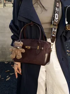 Elegante dunkelbraune Veloursleder Boston Handtasche mit Stickerei Gurt und Bärenanhänger.