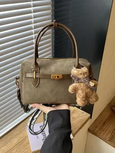 Retro braune Wildleder Boston Handtasche mit Bär Anhänger, schicke Umhängetasche für Damen.