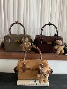 Schicke Vintage Wildleder Boston Handtasche für Damen, elegante Umhängetasche mit Bärenanhänger.