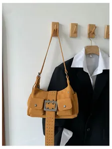 Vintage gele suède schoudertas voor dames, retro motorstijl okseltas met grote gesp en zakken.