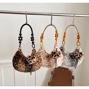 Borsa sottobraccio chic autunno inverno in peluche con manico di perle di legno e dettaglio cuore.