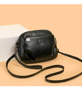 Weiche Leder Umhängetasche Detail, kompakte Handytasche mit Metallreißverschluss und Gurt.