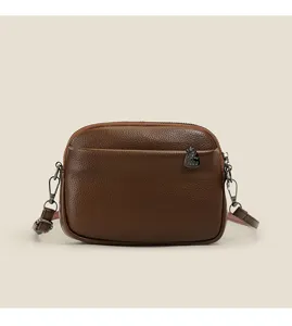 Elegante braune Damen Umhängetasche aus weichem Leder mit Vordertasche und Schulterriemen.