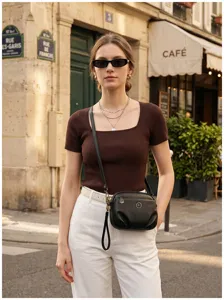 Nahaufnahme Detailansicht der stilvollen Damen Weichleder Umhängetasche im urbanen Streetstyle.