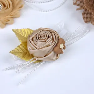 Baby shower aanstaande moeder corsage broche detail met champagne stoffen roos en parels