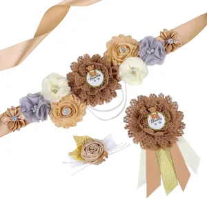 Set met zwangerschapsband en corsage voor babyshower met bloemen en beer voor feestelijk.
