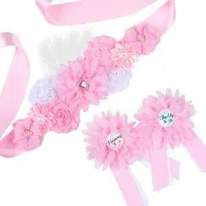 Zwangerschapsgordel en speldenset voor babyshower met roze bloemen en mooie linten.