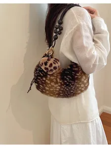 Borsa a spalla in morbido peluche autunno inverno con manico perle di legno e stampa.