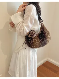 Dettaglio ravvicinato borsa tracolla peluche stampa animale con cinturino perline legno.