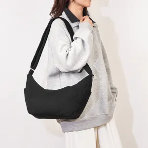 Zwarte ribfluwelen schoudertas met grote capaciteit, stijlvolle dumpling crossbody tas.