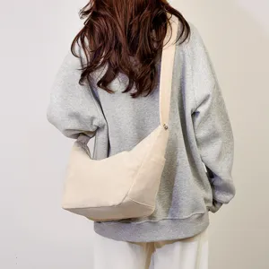 Details van corduroy schoudertas, beige praktische dumpling tas stijl crossbody.