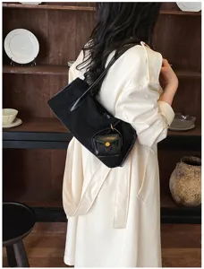 Bolso de hombro retro en ante negro con monedero moderno para un elegante estilo diario chic.