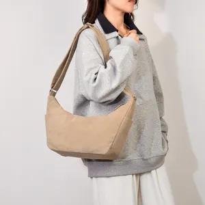Ribfluwelen schoudertas casual crossbody tas grote capaciteit detail weergave.